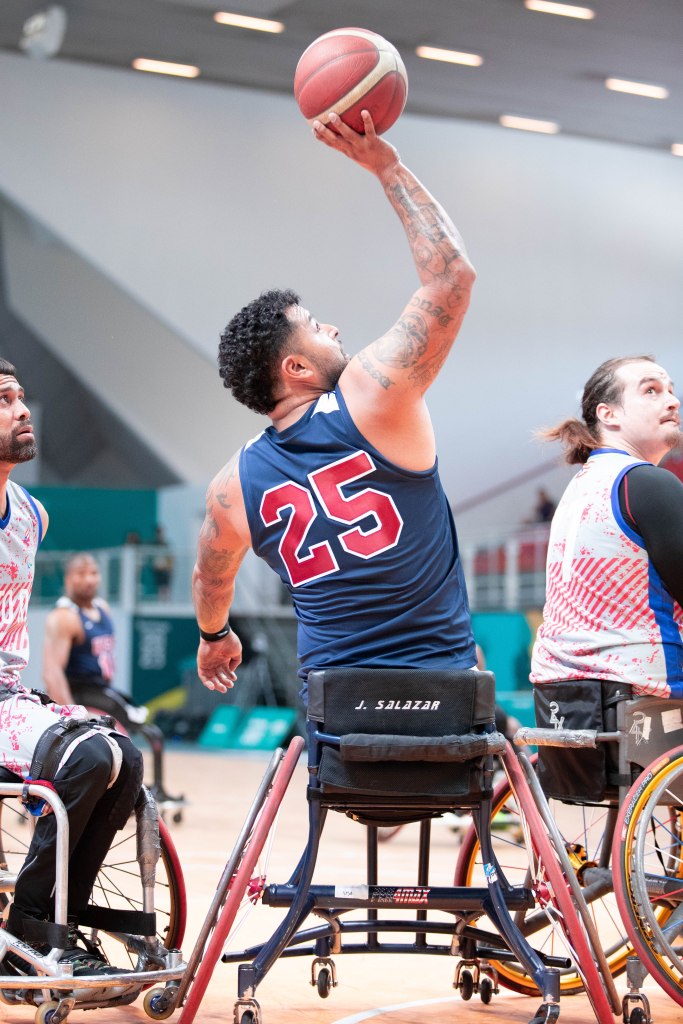 Jorge Salazar shoots the ball in his right with two Puerto Rican players on his side. 