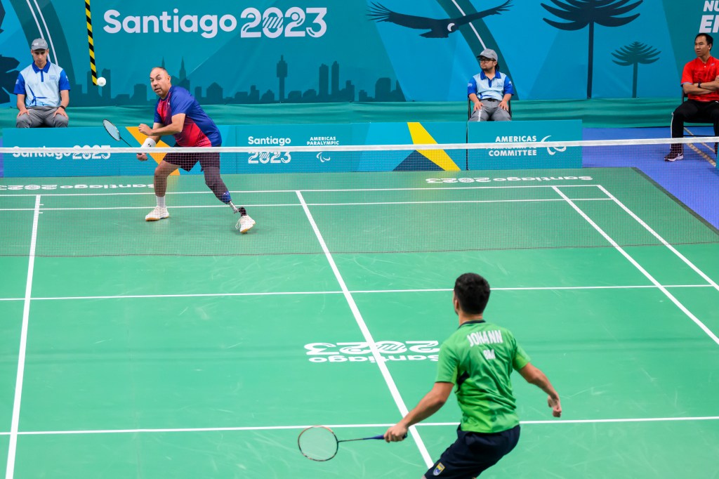 Richard Alcaraz returns a serve in Thursday's matchup.